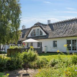 Idyllic Half-Timbered House For 10 Guests, hotel v destinácii Kettinge