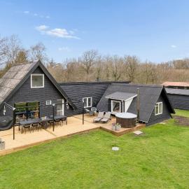 Holiday Home With Spa Sauna And Hot Tub, hotelli kohteessa Farsø