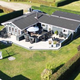 Viesnīca Quiet Holiday Home With Annex And Great Outdoor pilsētā Bogø By