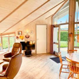 Lovely Family Home In Quiet Waterside Setting, hotel em Otterup