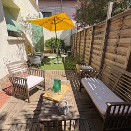 CASA DAHLIA - Charmant appartement équipé avec terrasse, 50m du port