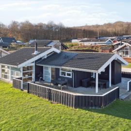 Seaview Cottage With Sauna Near The Beach, hotel a Sjølund