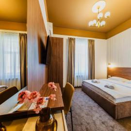 BOUL ROSU RESIDENCE free private parking, hotel em Arad