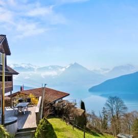 A&Y Holzhaus Chalet Vitznau Whirlpool Rigi, готель у місті Вицнау