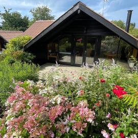 Charming Holiday Home Near Beach And Town: Dronningmølle şehrinde bir otel