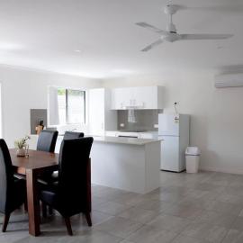 Spacious 3 bedroom unit in Loganlea, Hotel in Loganlea