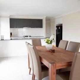 Spacious 4 bedrooms house in Springfield lakes, Hotel in Springfield Lakes