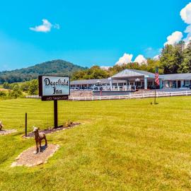 Deerfield Inn - Virtual Check In, hotel en Hayesville