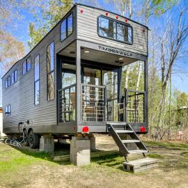 Steps to Gull Lake! Modern RV Stay w/ Resort Perks, hotel di Tenstrike
