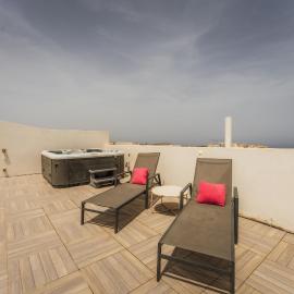 Luxury Penthouse Jacuzzi, BBQ Terrace & Pool Table