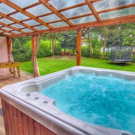Urocza Kryjówka ze SPA, hotel en Lesko