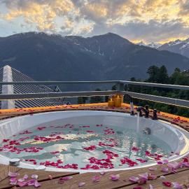 Hamta 270 Cliff Resort - 270 Degree Mountain View Suites, Sethan Manali, hotel in Manāli