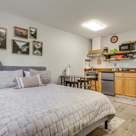 Pet-Friendly Quaint Cottage: Park-Like Setting, hôtel à Monroe