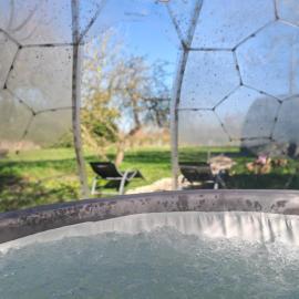 Clear Dome covered hot tub, bbq, firepit, projector, hotel in Snelland