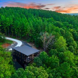 Luxury Mountain Cabin with Hot Tub & Game Room, hotel din Broken Bow