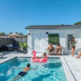 5 Min to HardRock Stadium - 3B Pool Home - King Bed - Grill - Ping Pong -Private Backyard