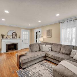 Cozy 3BR Tudor Home w Spacious Backyard, Hotel in South Euclid