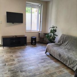 Maison avec jardin et terrasse, hotel v destinácii Donzy