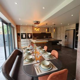 Stunning Luxury Park Escape W 7 seater Hot TUB- 5 Double Bedrooms LWB Van X2 Parking 2 Living Rooms NR JLR NEC BHX HS2 Mell Square - By Samina Arz Stays - Hot TUB Due week 1-2 of August، فندق في سوليهال