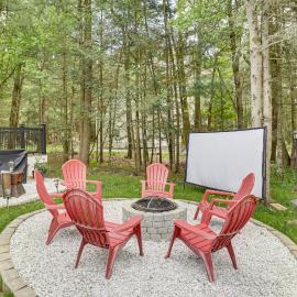 Hot Tub & Deck: Gorgeous Retreat in Pocono Summit!, hotell sihtkohas Pocono Summit