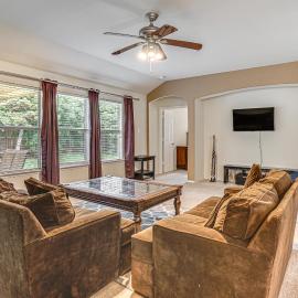 Fenced Yard & Patio! Family Escape in DFW Suburbs, hotel u gradu Fort Vort