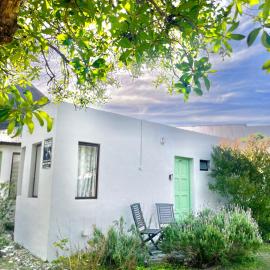 Kelp Cottage - Two Private Garden en-suite Rooms, hotel in Gansbaai