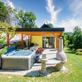 Ladybug House With Whirlpool - Happy Rentals, Hotel in Fokovci