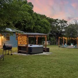 Lakeside Retreat, Hot Tub, Fire Pit, Sleeps 12, Hotel in Whitney