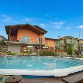 Villa Laura Private Pool and Garden - Happy Rentals, hotel Besozzóban