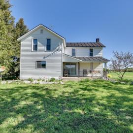 3 Miles to Torch Lake! Farmhouse w/ Vineyard View, hotel a Central Lake