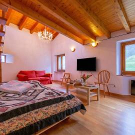 Casa Gialla Lake Lugano Townhouse for 5 - Happy Rentals, hotel in Pugerna