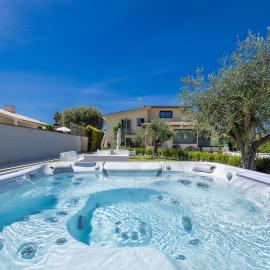 Villa Karina - Luxury Suite, Jacuzzi Pool & Garden Ostia Rome, hotel in Lido di Ostia