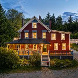 The Aurora Inn & Cottages, hotel u gradu 'Bartlett'