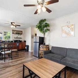 Waterfront Views with King Bed in Solomons Island, hotel in Solomons