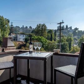 Luxury Hollywood Hills Retreat with Private Rooftop & Scenic City Views!, Hotel in Los Angeles