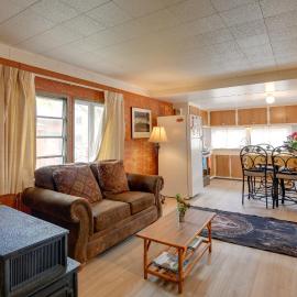 'Wolf Home' - Walk to Yellowstone Nat'l Park, hotel in West Yellowstone