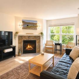 NEW Sleeps 8 Ballard Townhouse, хотел в Сиатъл