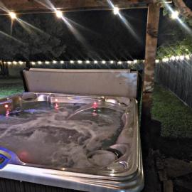 Near Stadiums DFW Airports Jacuzzi Hot tub modern