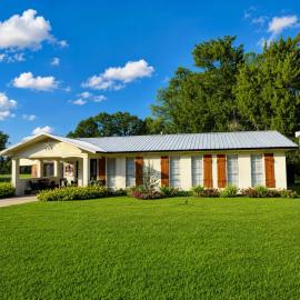 Spacious Southern Retreat - Sleeps 10 - 5 Beds, hotel v destinaci Marksville