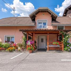 Mržek House with Sauna - Happy Rentals, hotel v destinaci Nova Vas