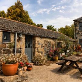 Cosy barn at Rosuick Organic Farm, Hotel in Saint Martins Green