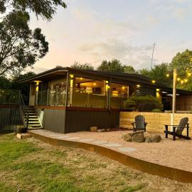Stylish 2-Bed Home, Stunning View, Fire Pit, Festoon Lights, BBQ and walk to Pub, hotel Poowong városában