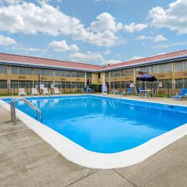 Econo Lodge Inn & Suites Triadelphia - Wheeling, ξενοδοχείο σε Triadelphia