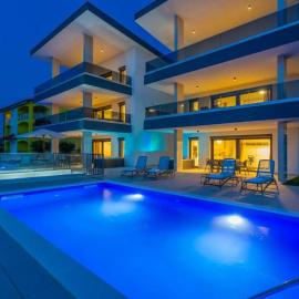 Penthouse Apartment Maya with Pool and Jacuzzi, hotel in Sveti Anton