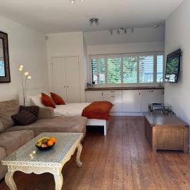 The Annexe - Central Location with Parking & Terrace, hotel u gradu Bornmut