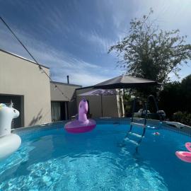 Quiniere - 25 m2 indépendant avec piscine - Wifi, hotell i Blois