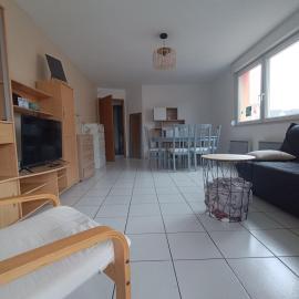 Appart cosy avec balcon - 4 pers - proche Strasbourg – hotel w mieście Geispolsheim