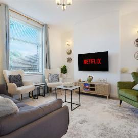 Modern 3BR Washington sleeps 6 by Stay With Us