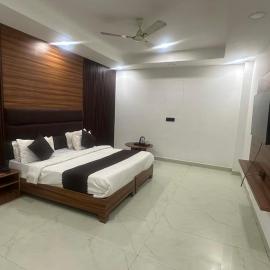 PLAY HOTEL BUDHA TOWER Sector 18 metro, hotell i Noida