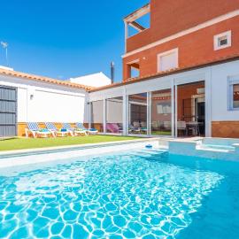 Casa Rural Villam Rodericus & Nicolaus, hotel in La Lantejuela